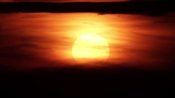 Afrykański Zachód Słońca Upływa Dużym Dyskiem Słonecznym Podświetlanymi Chmurami Kino — Wideo stockowe
