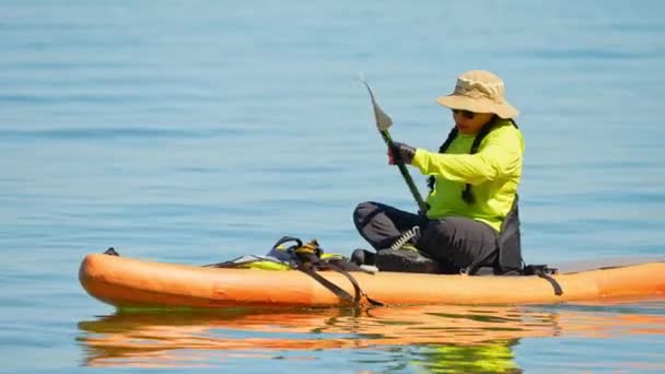 매니토린 마니토린 특별한 스포츠 헤엄을 조끼를 Sup 여자는 항해합니다 호수에서 — 비디오