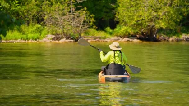 暖かい夏の間 穏やかな湖水でボード上の女性パドル マンネイク湖 マニトリン島 スポーツ用品を搭載したパドルボードを立ち上げます パドルSupボードスポーツとアクティブレクリエーション — ストック動画