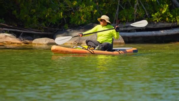 Tourist Woman Paddling Sup Board Sunny Summer Day Active Sport — Stock video