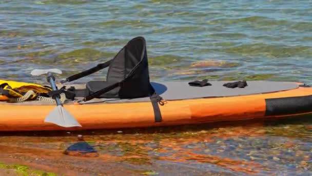 膨脹可能なボードSupの遅い動きは ローイングのためのパドリング サーフボードを立てます Supは ウォータースポーツ活動に備えています マニトリン島 マニトリン島 カナダの探検で水の観光 — ストック動画