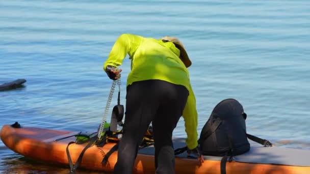 Žena Připravuje Pádlo Palubě Klidné Jezerní Vodě Během Teplého Léta — Stock video