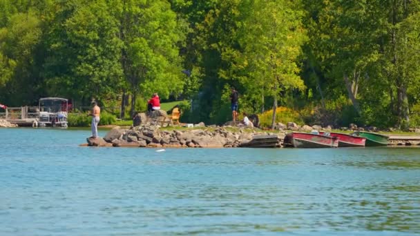 マニトリン島マニトー湖のリゾートベイに住むアングラーの観光客 夏のレジャー リラックス 湖と緑の木 オンタリオ カナダ 2023 — ストック動画