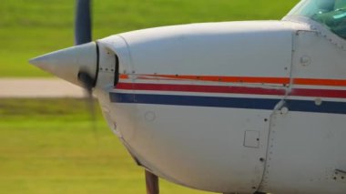Uçuş dersleri ve eğlence amaçlı pilot izni için uçuş eğitimi. Pervaneli uçak motoru. Küçük bir uçağın kalkışı ısınıyor. Belediye Havalimanında özel tek motorlu uçak.