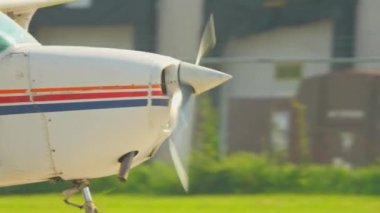Uçuş dersleri ve eğlence amaçlı pilot izni için uçuş eğitimi. Pervaneli uçak motoru. Küçük bir uçağın kalkışı ısınıyor. Belediye Havalimanında özel tek motorlu uçak.