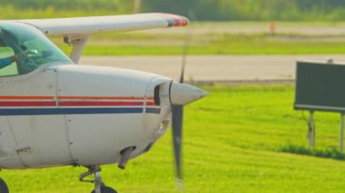 Uçuş dersleri ve eğlence amaçlı pilot izni için uçuş eğitimi. Pervaneli uçak motoru. Küçük bir uçağın kalkışı ısınıyor. Belediye Havalimanında özel tek motorlu uçak.