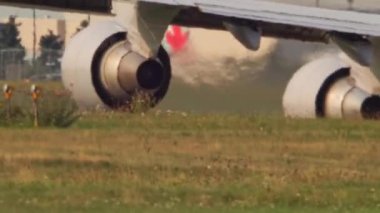 Jet motoru, sıcak yaz mevsiminde Kuzey Amerika 'da meydana gelen ısı dalgaları ve atmosfer bulanıklığı ile kapanıyor. Yüksek sıcaklıklar ve yoğun iklim değişikliği. Hava kirliliği felaketi