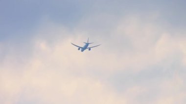 Havaalanının yanından geçen bir uçak. El kamerası görüntüleri. Hava yolcusu uçağı uçarken en alttaki görüntüde. Uçak kalkışı Toronto, Ontario, Kanada - 14 Nisan 2023
