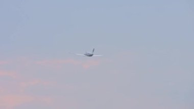 Küçük uçak modeli Cessna havaalanının üzerinde uçuyor. Toronto, Ontario, Kanada - 14 Nisan 2023