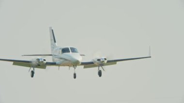 Küçük bir Cessna iş uçağı geliyor. Toronto Buttonville Belediye Havalimanı 'na inen iki motorlu özel uçak Toronto, Ontario, Kanada - 4 Ağustos 2023
