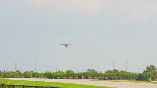 小型飛行機の着陸 小型のプライベートシングルエンジン飛行機が市営空港に着陸 飛行パイロットレッスン トレーニングと学校 — ストック動画