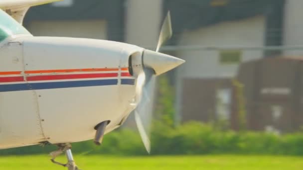 Vlieglessen Vliegtraining Voor Recreatieve Vliegvergunningen Vliegtuigmotor Met Werkende Propeller Vertrek — Stockvideo