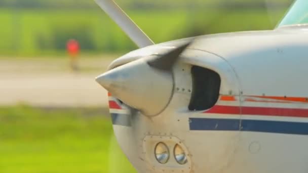 레크리에이션 파일럿 허가를위한 파일럿 프로펠러와 비행기 출발은 항공기의 따뜻하게 공항에서 — 비디오