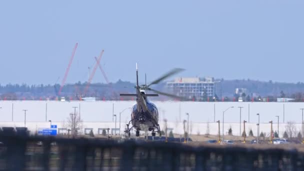 Polis Helikopteri Şehrin Üzerinde Uçuyor Yavaş Çekimde Gökyüzüne Yükseliyor Suç — Stok video