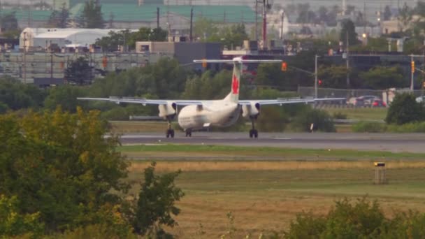 飞往多伦多皮尔逊机场的加拿大航空公司飞机在薄雾中经过 加拿大航空公司投资并订购了第一架新的电动飞机 2022年9月15日 加拿大安大略省多伦多 — 图库视频影像