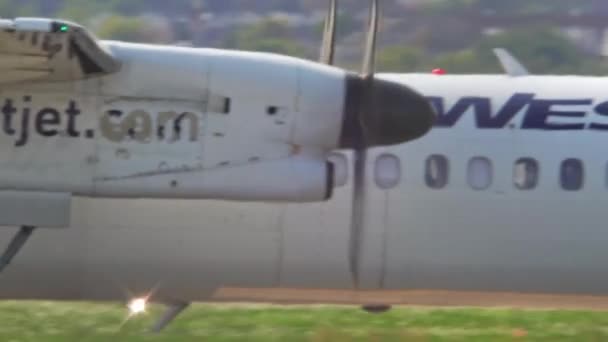 Samolot Westjet Pasie Startowym Przygotowuje Się Odlotu Widok Silnika Podwozia — Wideo stockowe