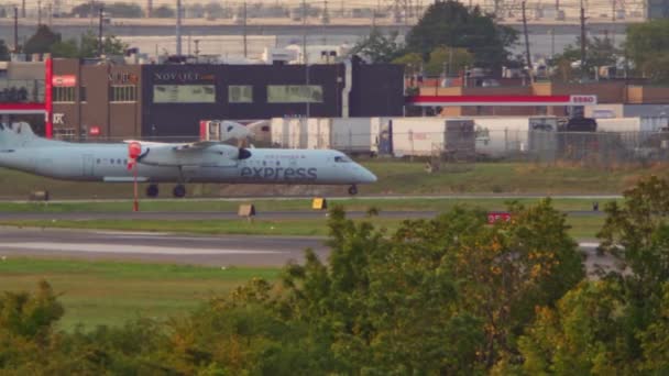 Vliegtuig Air Canada Passeert Toronto Pearson Luchthaven Bij Shimmer Haze — Stockvideo