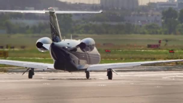Close Pequeno Avião Jato Dois Motores Névoa Shimmer Preparar Para — Vídeo de Stock