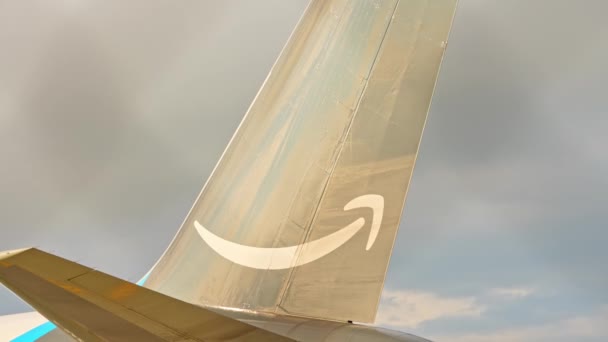 Amazon Prime Air Boeing 767 Ожидает Вылета Логистика Перевозит Самолеты — стоковое видео