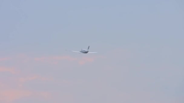 Mały Samolot Model Cessna Przelatujący Nad Lotniskiem Mały Prywatny Samolot — Wideo stockowe