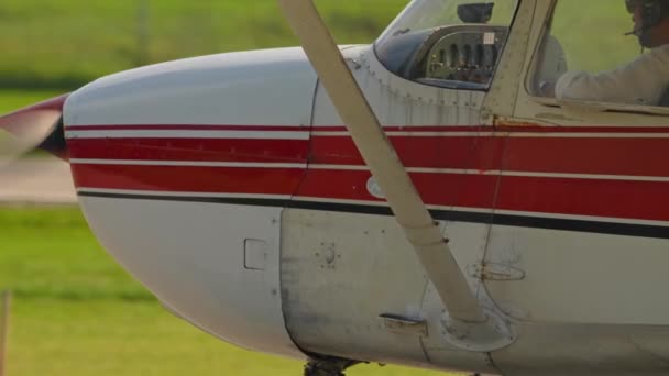 Odlot Rozgrzewka Małego Samolotu Model Cessna Mały Prywatny Samolot Jednosilnikowy — Wideo stockowe