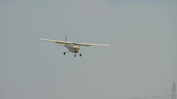 Landing Van Een Klein Cessna Vliegtuig Kleine Eenmotorige Vliegtuig Landing — Stockvideo