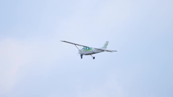 Piccolo Velivolo Modello Cessna Che Sorvola Aeroporto Piccolo Aereo Monomotore — Video Stock