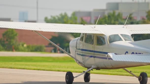 Partida Aquecimento Uma Pequena Aeronave Modelo Cessna Pequeno Avião Monomotor — Vídeo de Stock