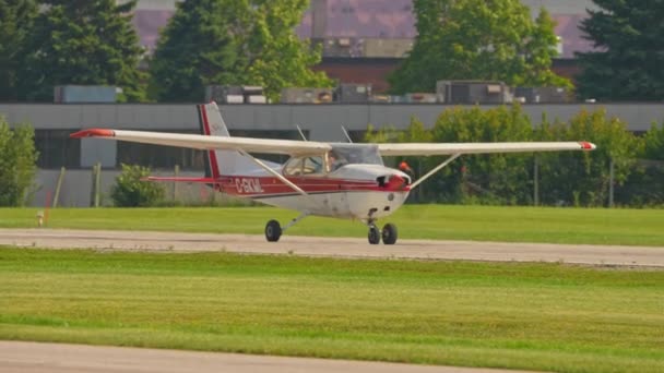 Llegada Pequeño Avión Modelo Cessna Pequeño Avión Privado Solo Motor — Vídeo de stock