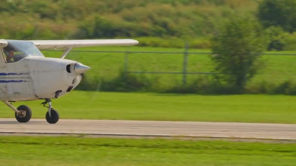 Partida Uma Pequena Aeronave Modelo Cessna Pequeno Avião Monomotor Privado — Vídeo de Stock