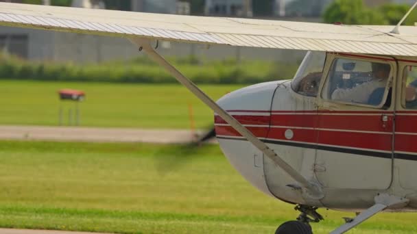 Calentándose Para Salida Con Cessna Pequeño Avión Privado Monomotor Aeropuerto — Vídeo de stock