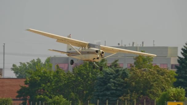 一架塞斯纳小型飞机着陆 小型私人单引擎飞机在多伦多巴特维尔市机场着陆 飞行驾驶课程 加拿大安大略省多伦多 2023年8月4日 — 图库视频影像