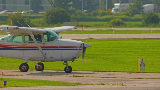Calentándose Para Salida Con Cessna Pequeño Avión Privado Monomotor Aeropuerto — Vídeo de stock