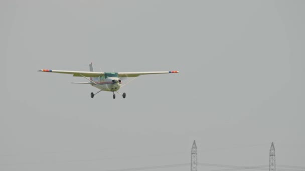 Landing Van Een Klein Cessna Vliegtuig Kleine Eenmotorige Vliegtuig Landing — Stockvideo