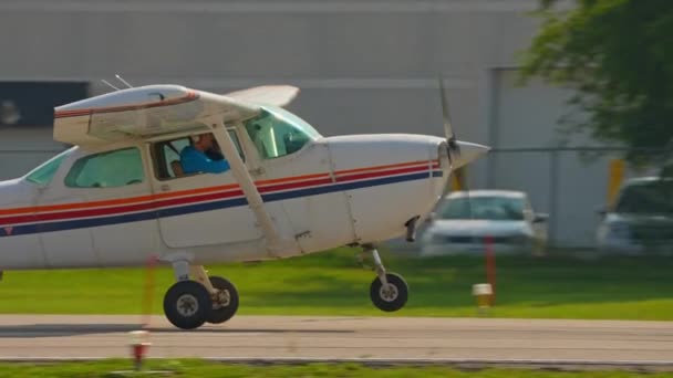Отъезд Небольшого Самолета Модели Cessna Небольшой Частный Одномоторный Самолет Муниципальном — стоковое видео