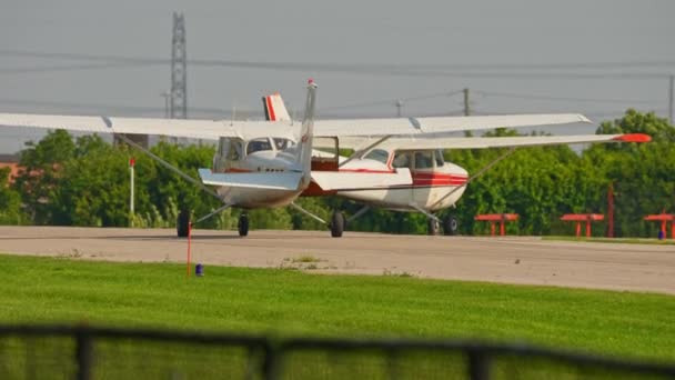 Θερμαίνεται Για Αναχώρηση Ένα Cessna Ένα Μικρό Ιδιωτικό Μονοκινητήριο Αεροσκάφος — Αρχείο Βίντεο