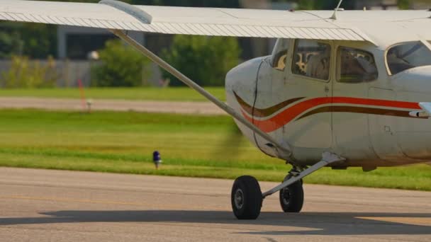 Salida Calentamiento Pequeño Avión Modelo Cessna Pequeño Avión Privado Solo — Vídeo de stock