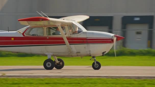 Αναχώρηση Ενός Μικρού Αεροσκάφους Τύπου Cessna Μικρό Ιδιωτικό Μονοκινητήριο Αεροπλάνο — Αρχείο Βίντεο