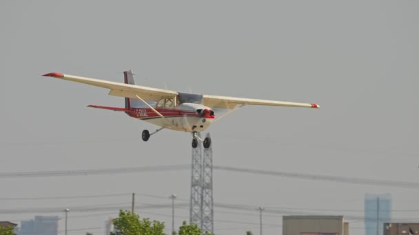 Małe Samoloty Cessny Przelatujące Nad Lotniskiem Szkolenie Pilotów Rekreacyjnych Mały — Wideo stockowe