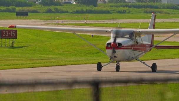 Calentándose Para Salida Con Cessna Pequeño Avión Privado Monomotor Aeropuerto — Vídeos de Stock