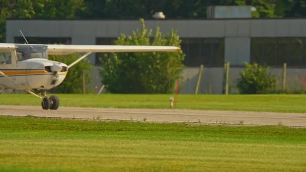 小型の航空機モデル セスナ が登場しました トロント ボトンビル市営空港の小さなプライベート シングル エンジン飛行機 フライングパイロットレッスン トロント オンタリオ — ストック動画