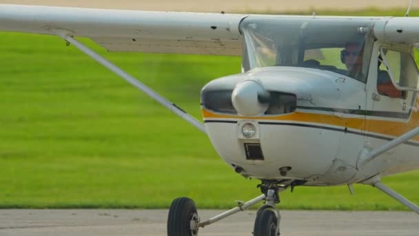 Salida Calentamiento Pequeño Avión Modelo Cessna Pequeño Avión Privado Solo — Vídeo de stock