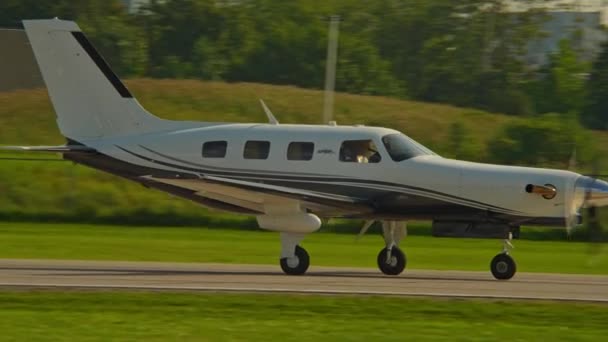 马里布 梅里迪恩 Piper Malibu Meridian 于2023年8月4日在加拿大安大略省多伦多市的巴顿维尔市机场 Buttonville Municipal Airport — 图库视频影像