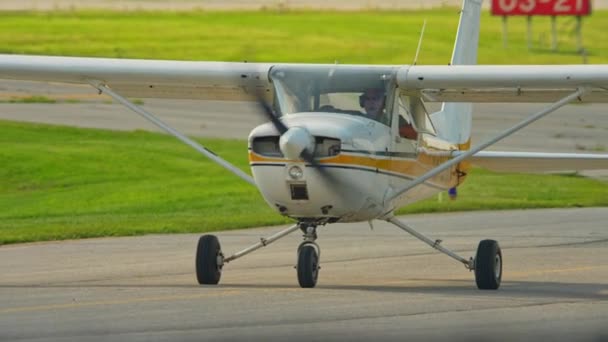 Uppvärmning För Avgång Med Cessna Ett Litet Privat Enmotorigt Flygplan — Stockvideo