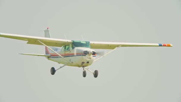 Kleine Cessna Vliegtuigen Vliegen Luchthaven Recreatiepiloot Vliegopleiding Klein Privé Éénmotorig — Stockvideo