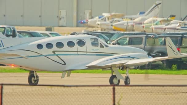 Прибытие Небольшого Самолета Бизнес Класса Cessna Небольшой Частный Двухмоторный Самолет — стоковое видео