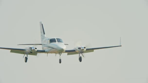 小型のセスナビジネス航空機が到着しました トロントボトンビル市営空港に着陸する小型プライベート2機のエンジン飛行機 トロント オンタリオ カナダ 2023 — ストック動画