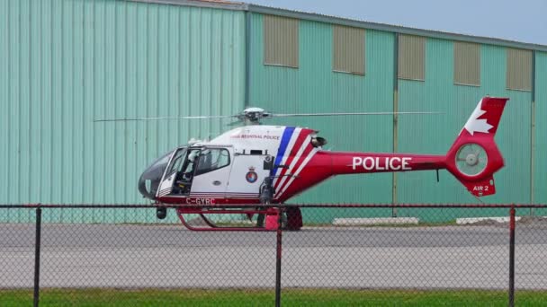 Polis Helikopter Landade Från Patrullen Och Utredningen Staden Slow Motion — Stockvideo