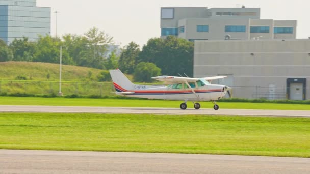 Άφιξη Ενός Μικρού Αεροσκάφους Τύπου Cessna Μικρό Ιδιωτικό Μονοκινητήριο Αεροπλάνο — Αρχείο Βίντεο