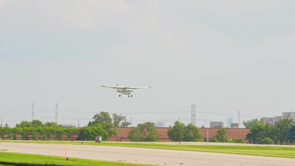 小型のセスナ機の着陸 トロント ボトンビル市営空港に着陸する小さなプライベート シングル エンジン飛行機 フライングパイロットレッスン トロント オンタリオ カナダ 2023 — ストック動画